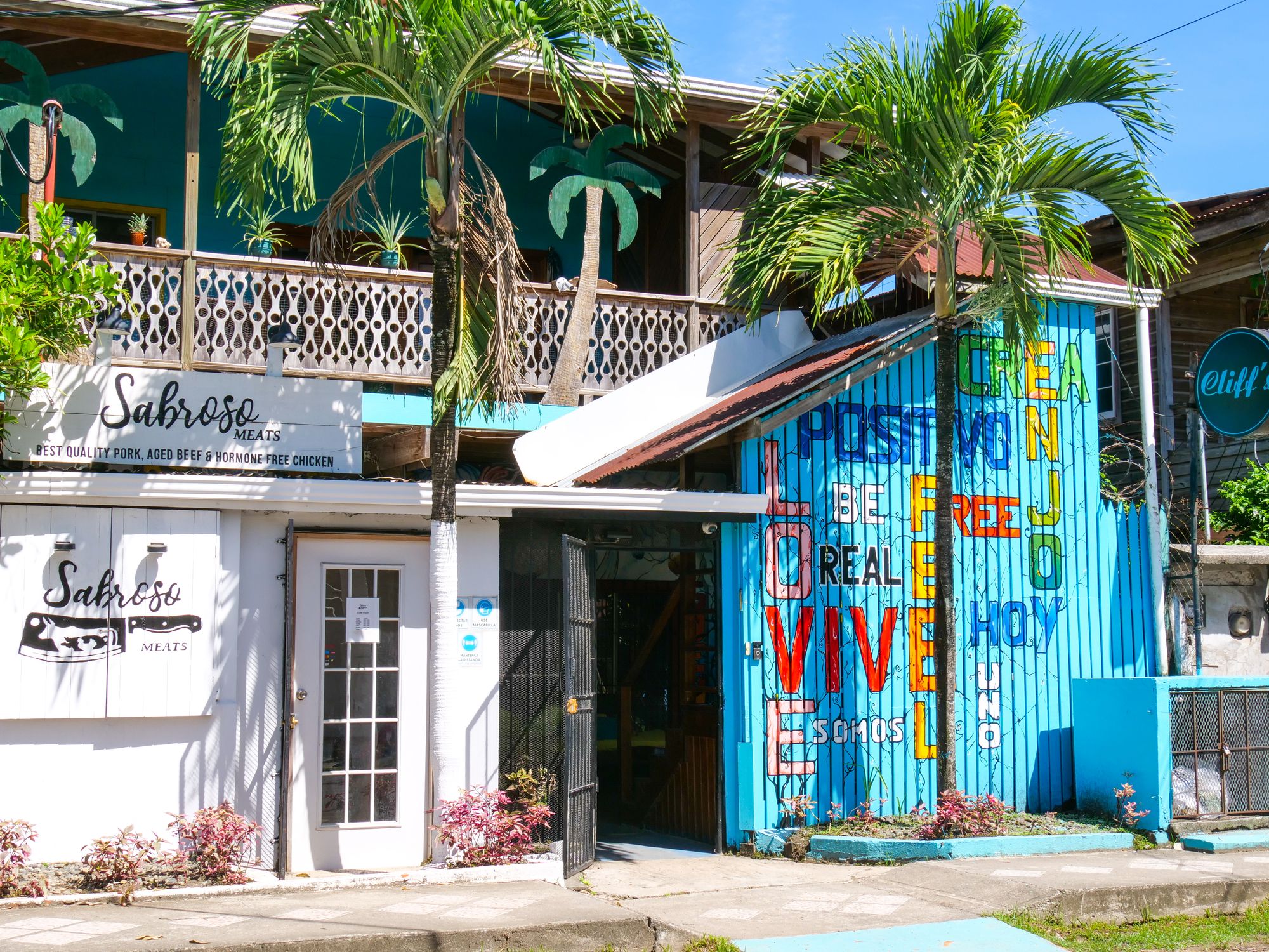 Bâtiment coloré à Bocas Town