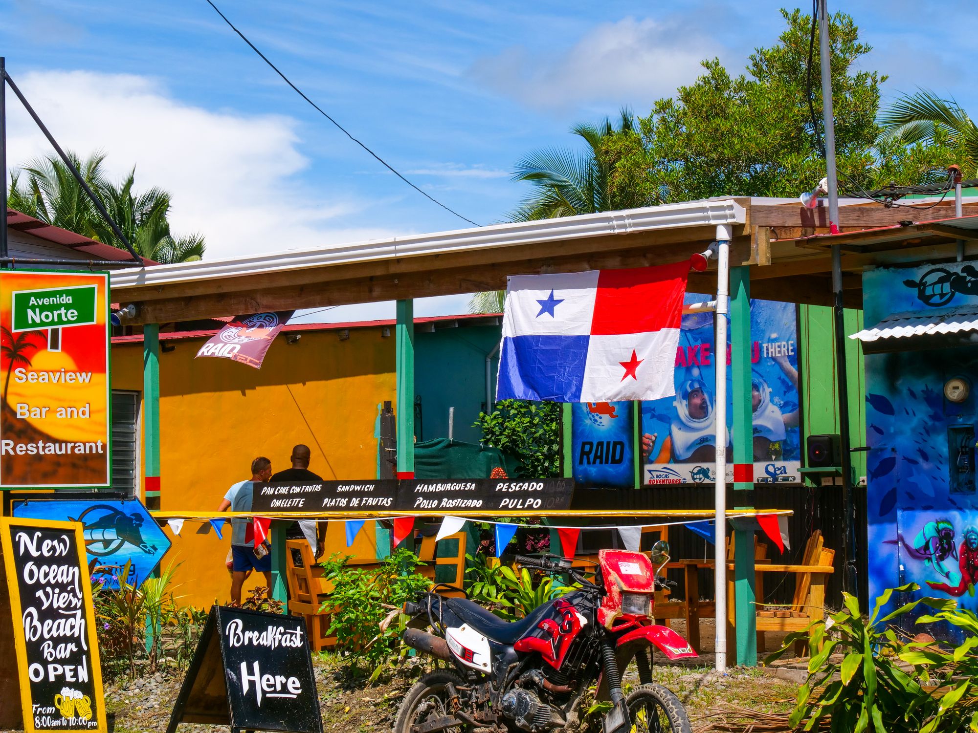 Restaurant local à Bocas Town