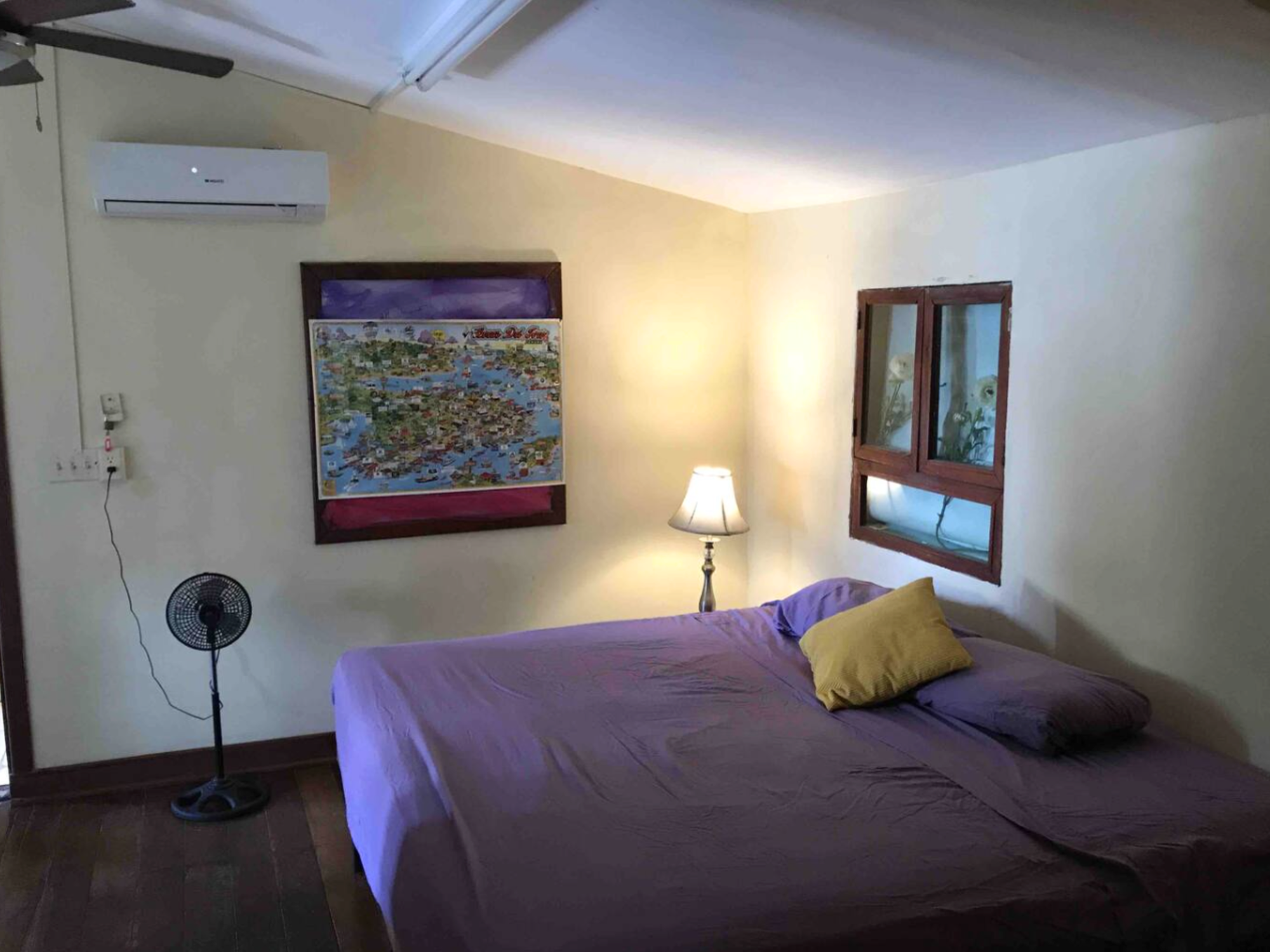 Chambre simple avec un lit double