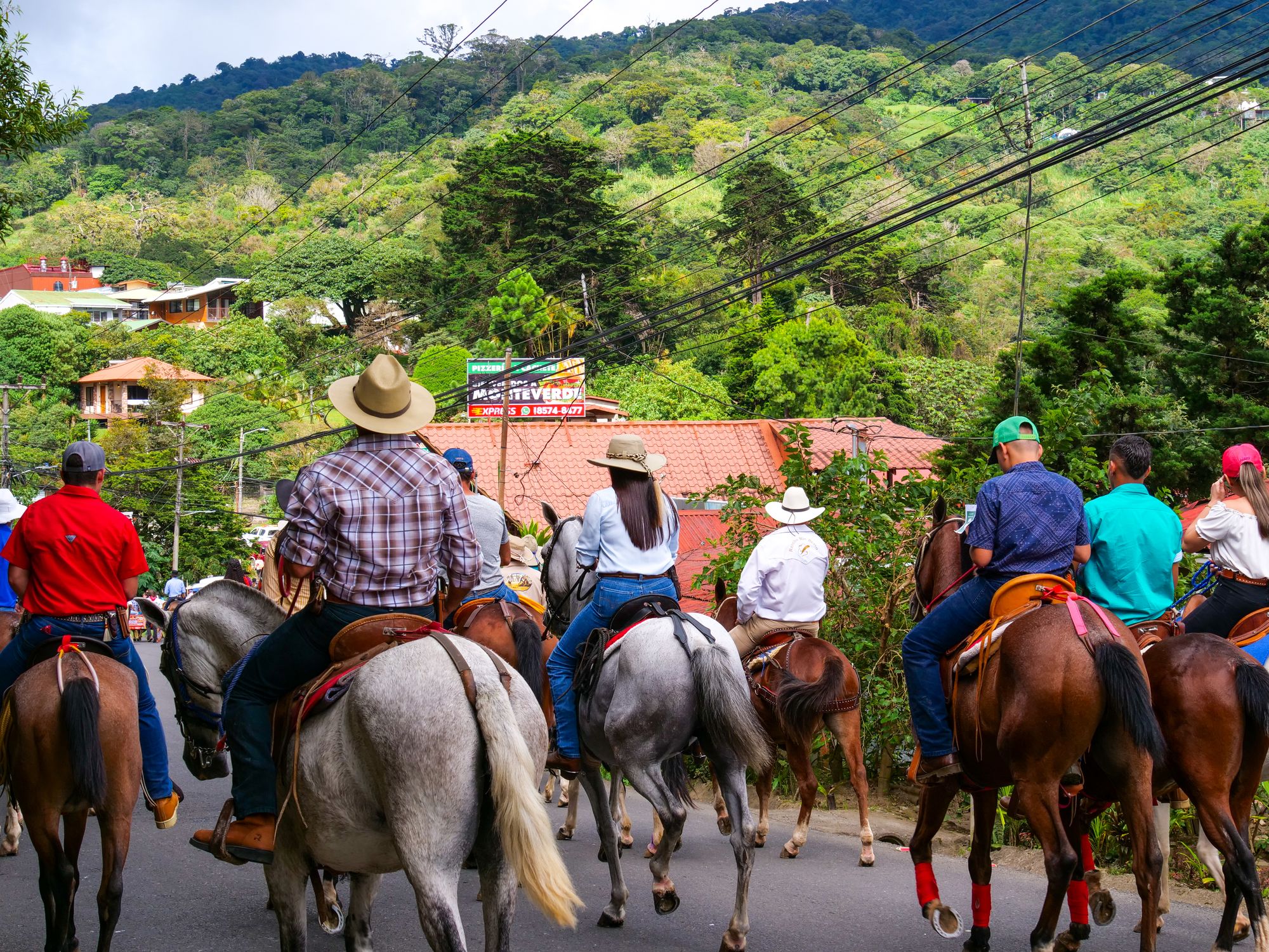 Parade locale dans le village de Santa Elena