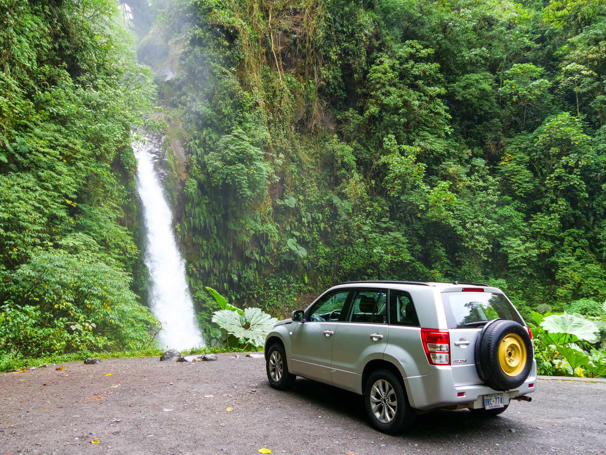 SUV en face d'une cascade