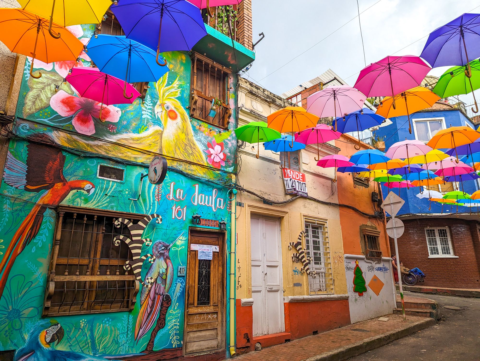 Rue colorée dans La Candelaria