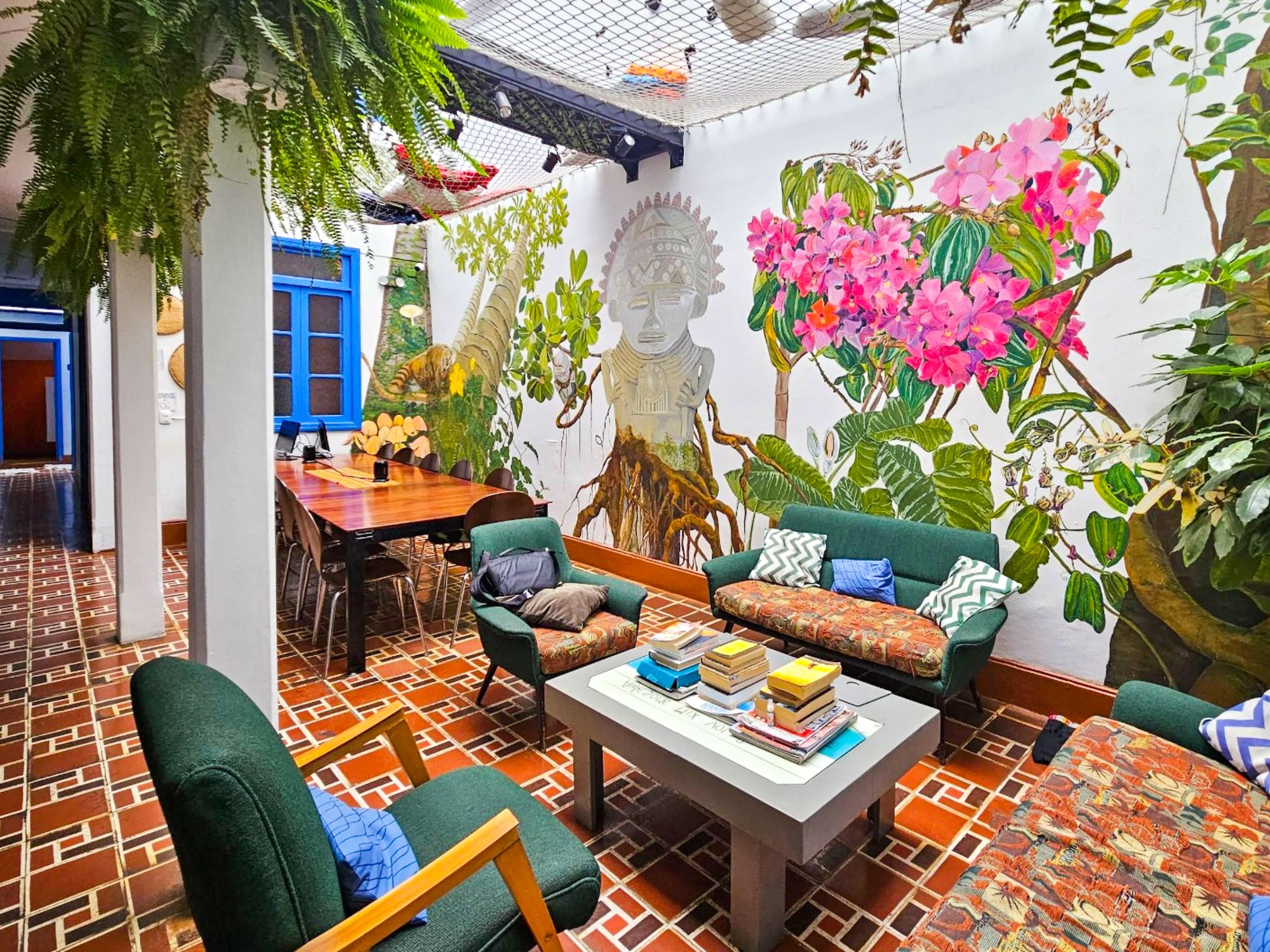 Intérieur coloré d'une auberge de la ville