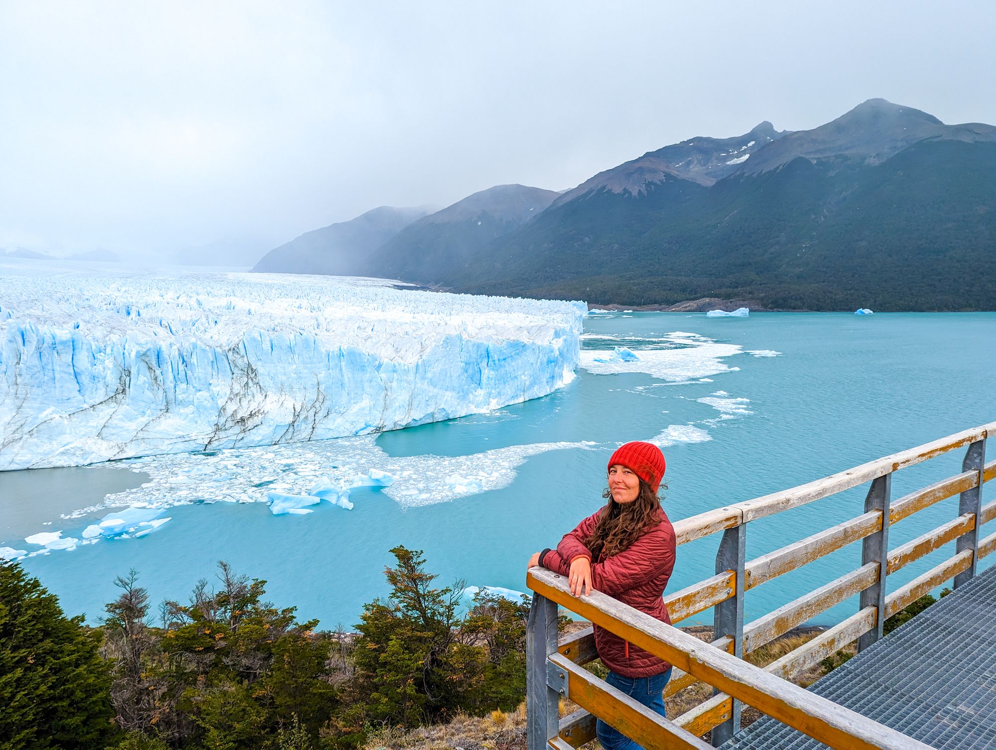 Jeune fille devant le glacier Perito Moreno