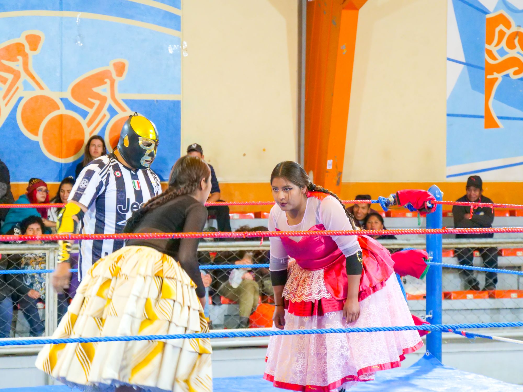 Cholitas face à face en plein combat