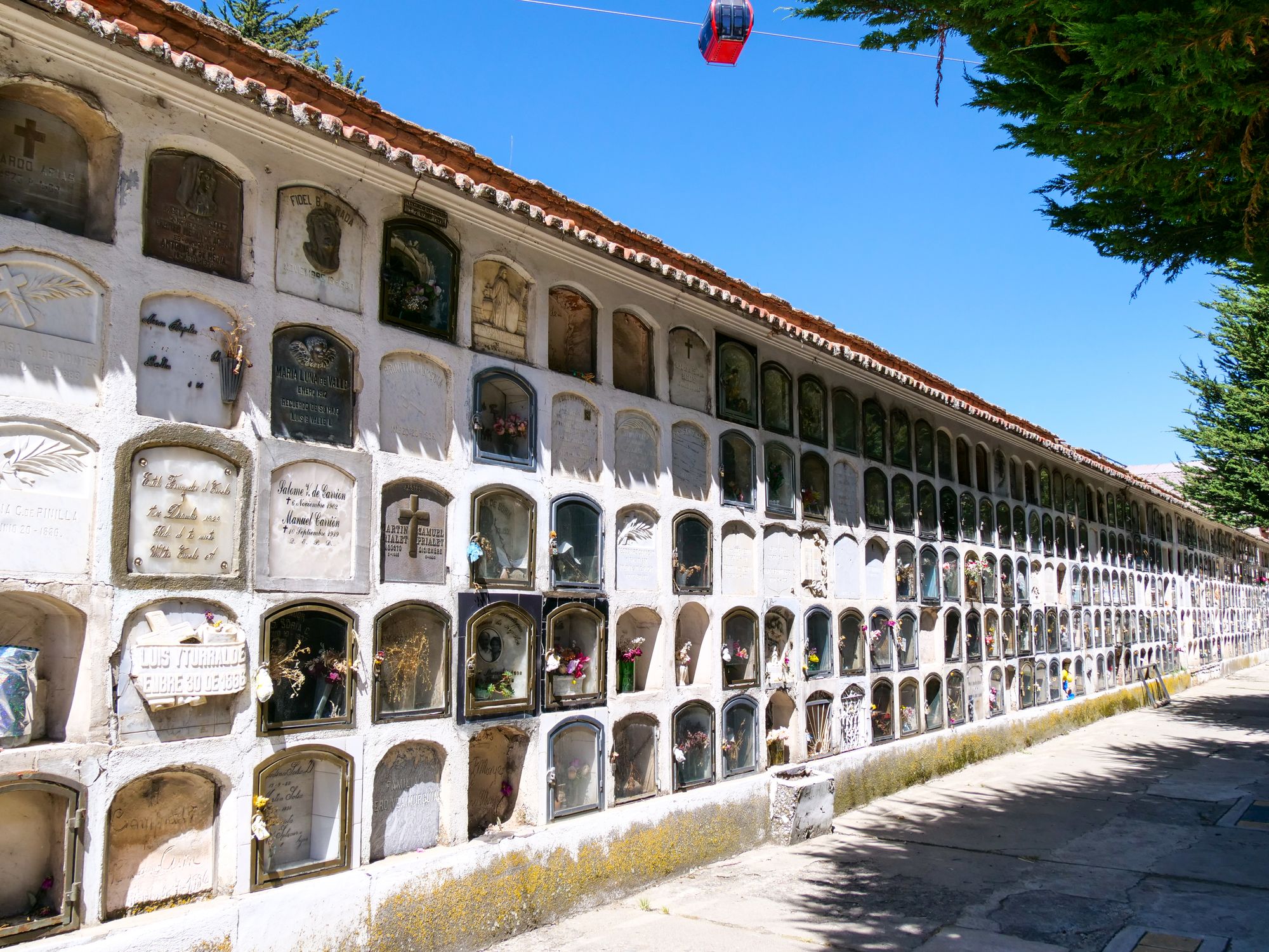 Ruelle du cimetière avec des tombes