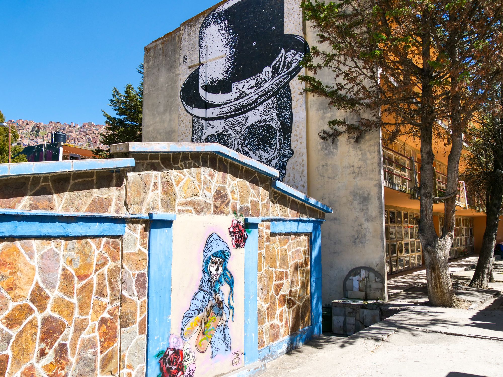 Ruelle du cimetière avec du street art