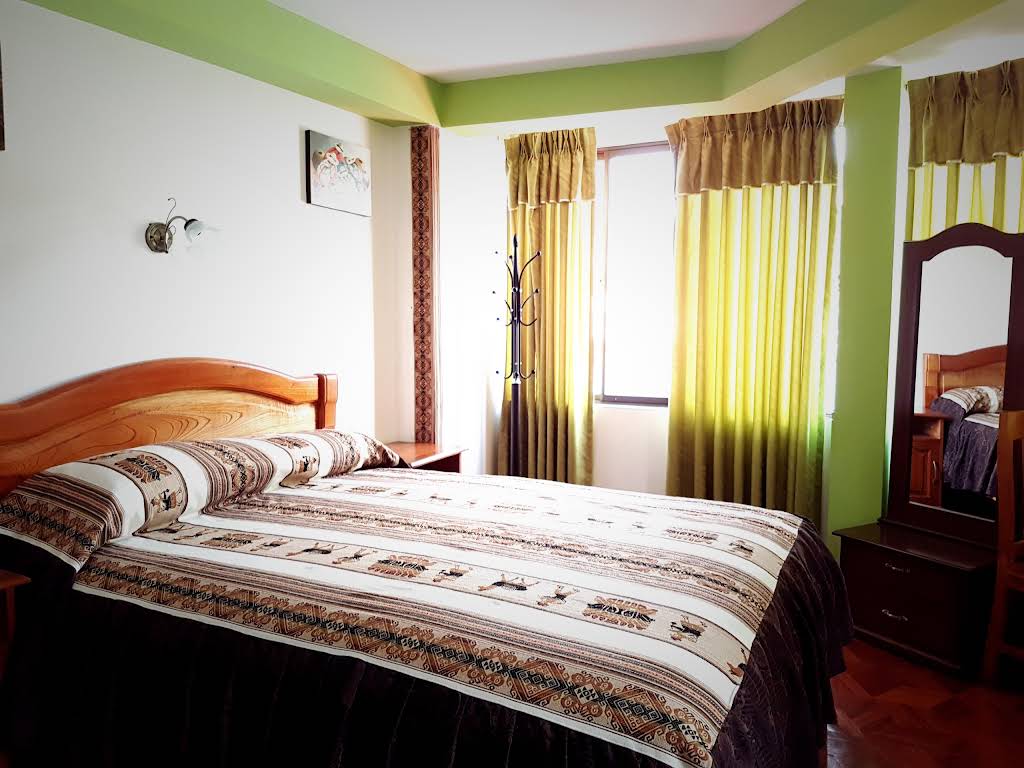 Chambre typique avec un lit double 