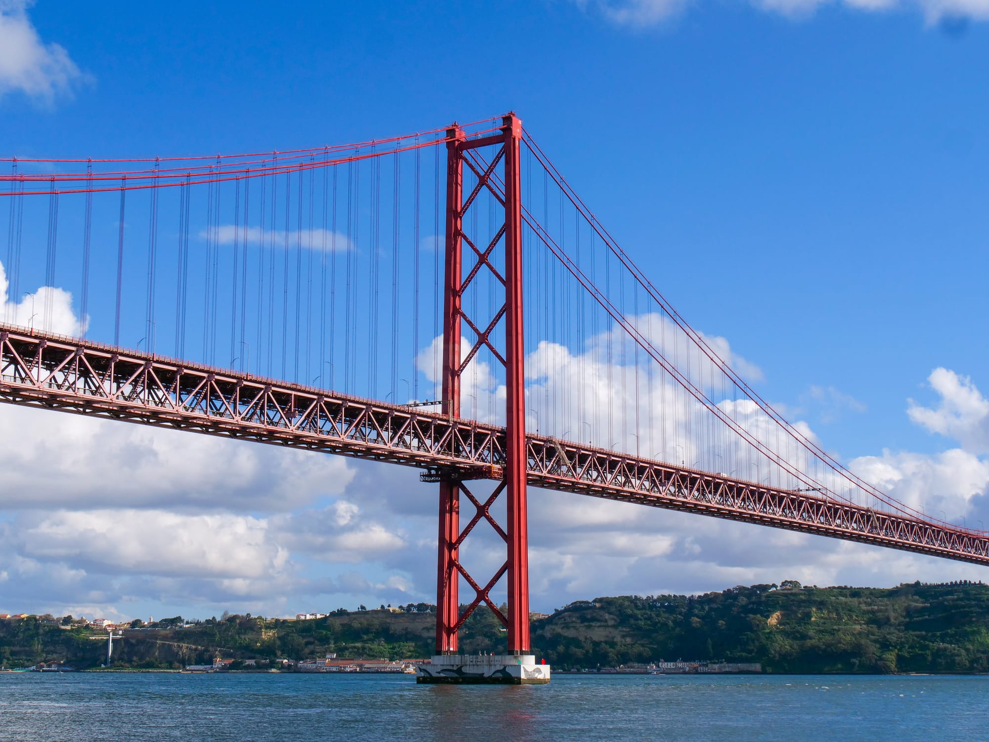 Pont du 25-Avril au-dessus du Tage à Lisbonne, sous le ciel bleu