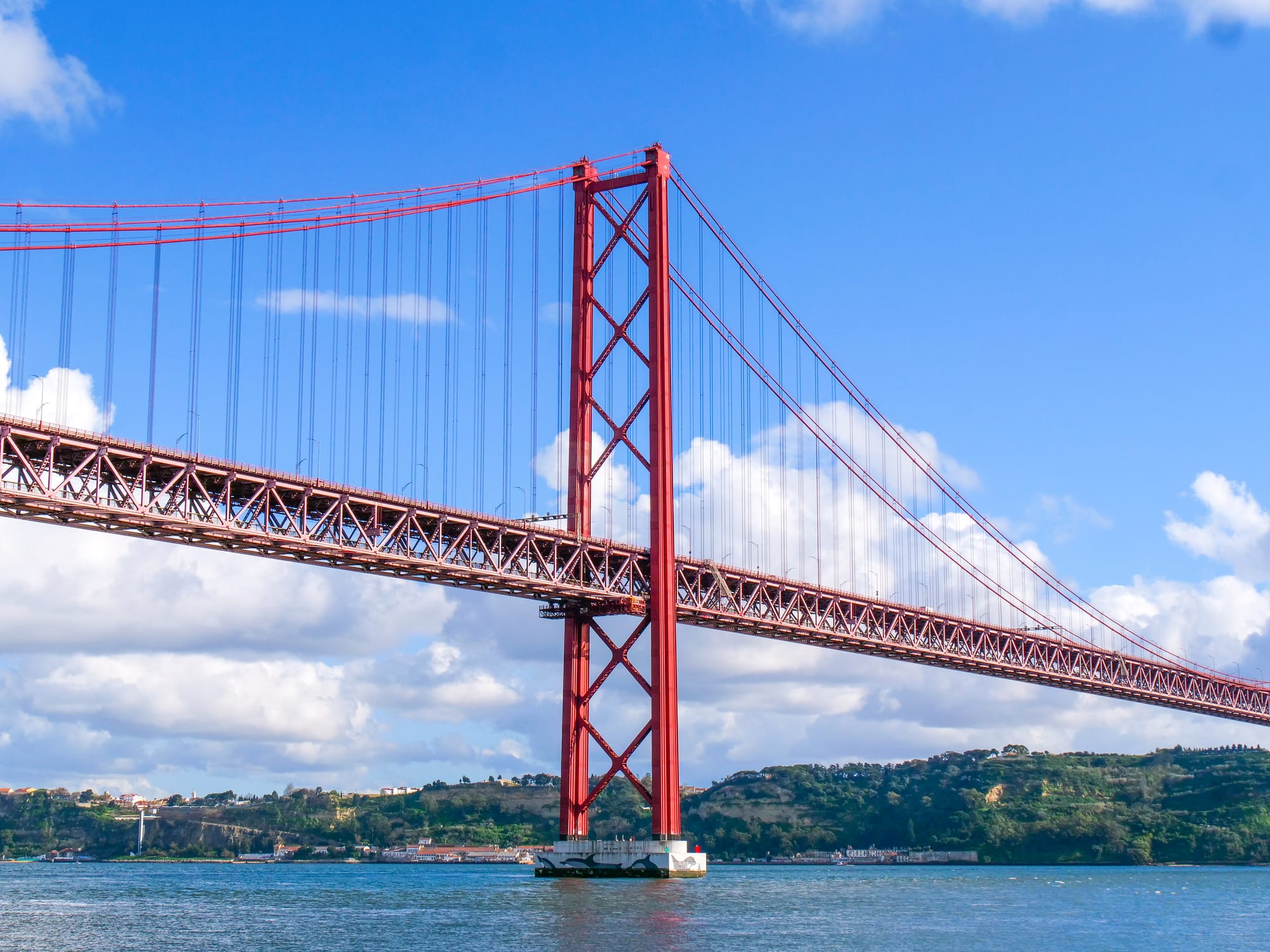 Pont du 25-Avril au-dessus du Tage à Lisbonne, sous le ciel bleu