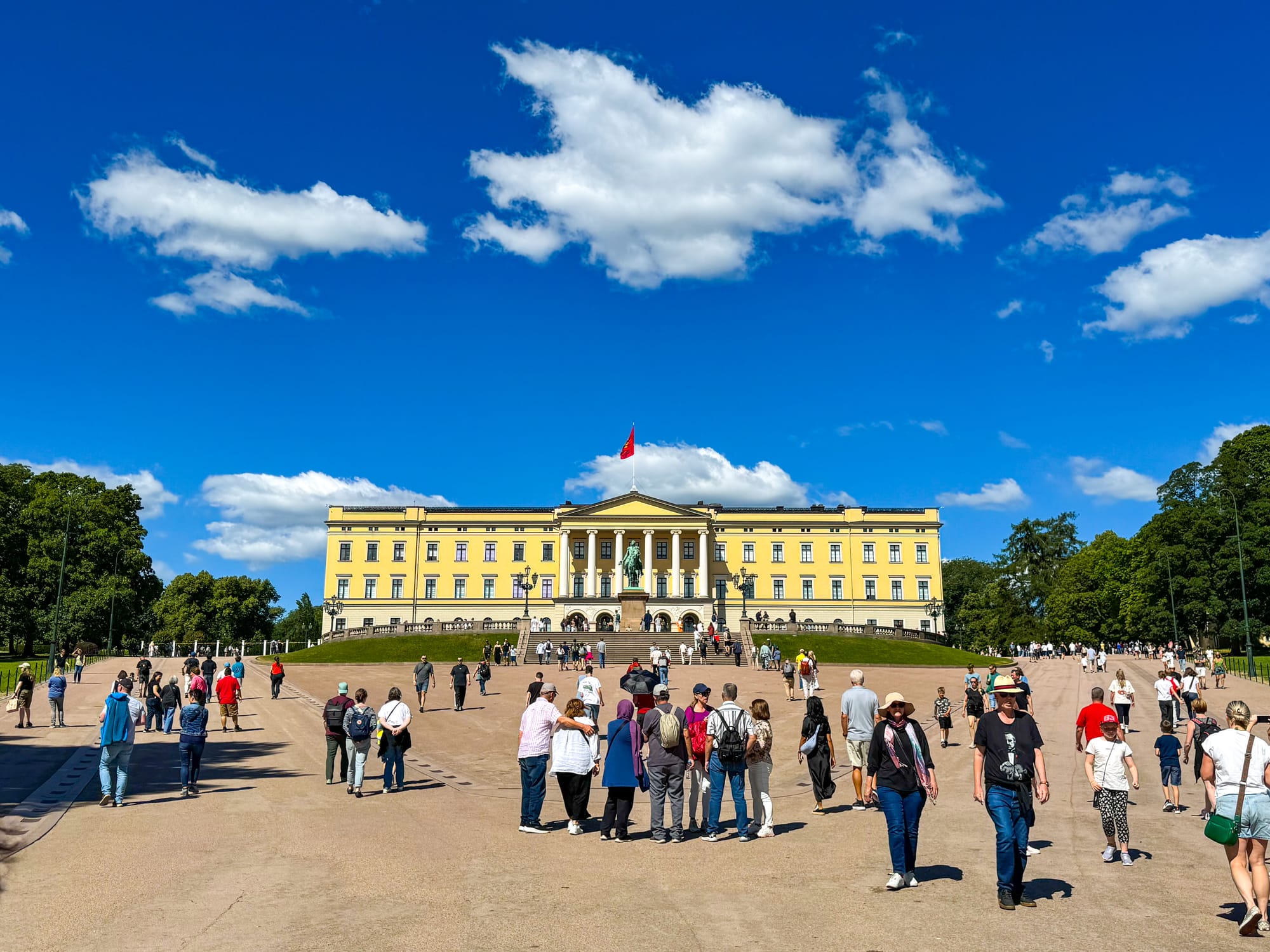 Palais royal d'Oslo depuis l'allée principale