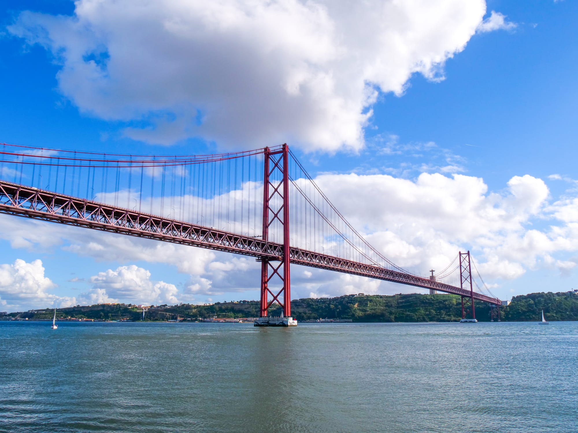 Pont du 25-Avril sous le ciel bleu