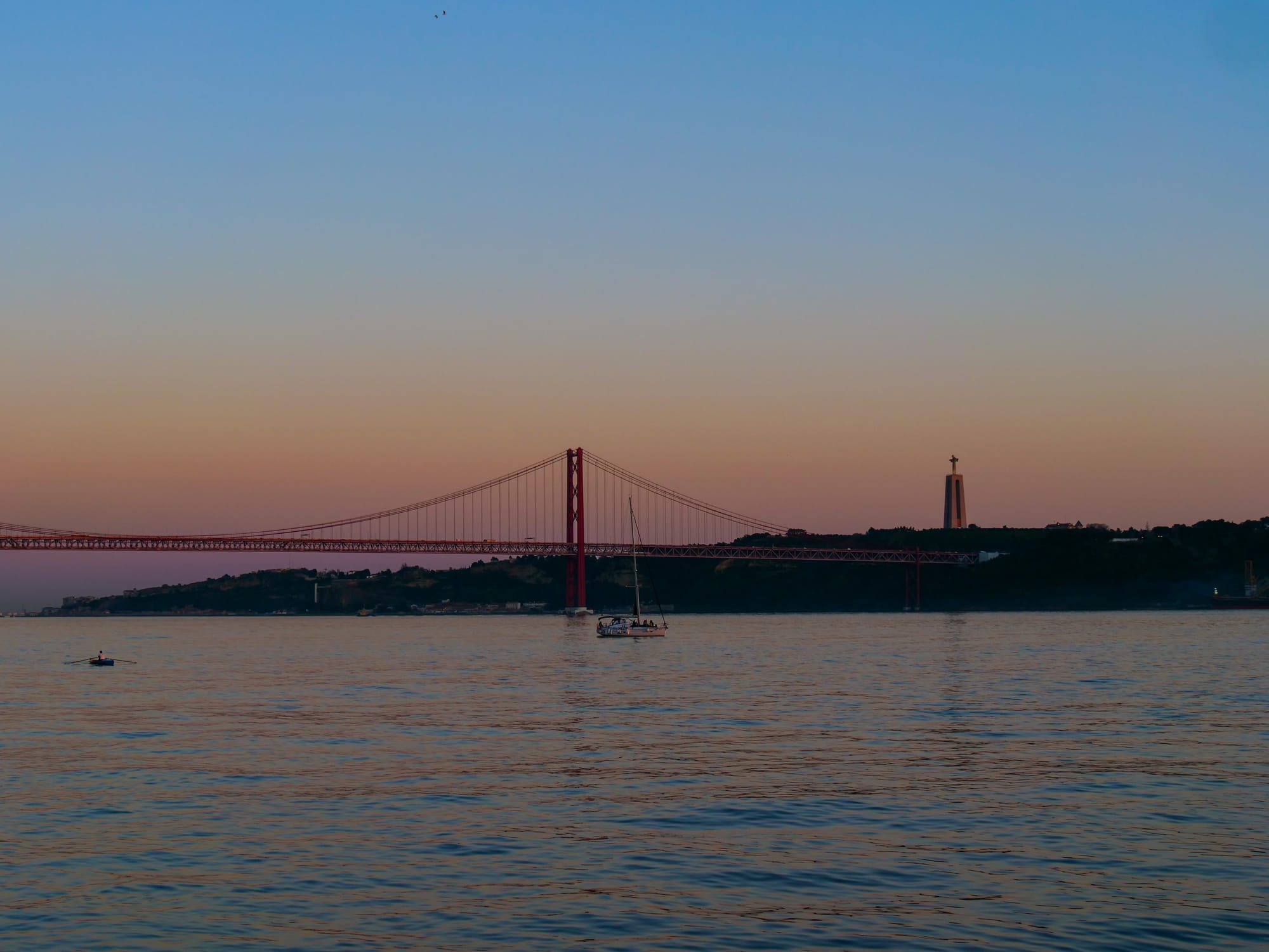 Pont du 25 avril avec les couleurs du coucher de soleil 