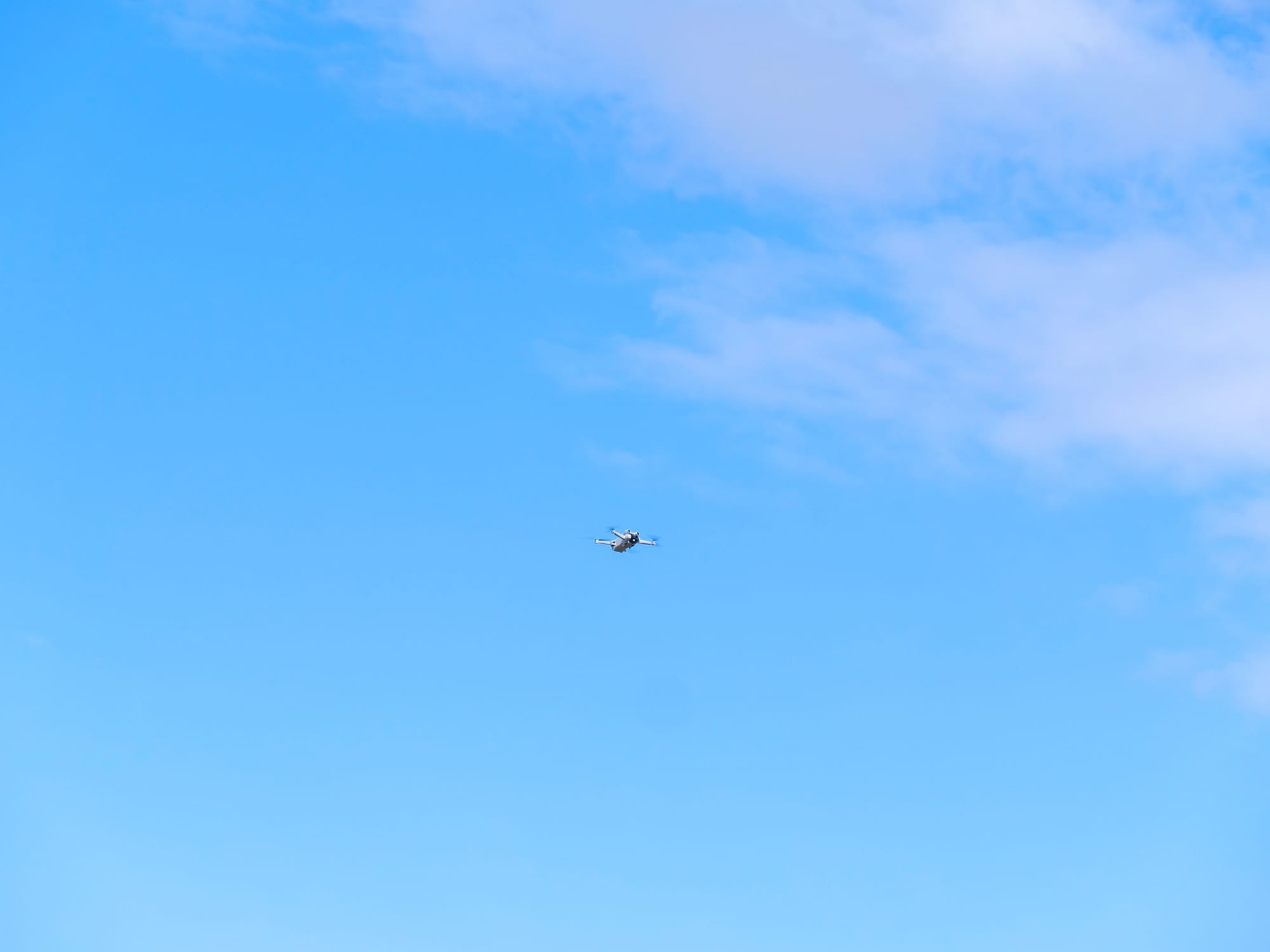 Drone qui vole dans le ciel bleu