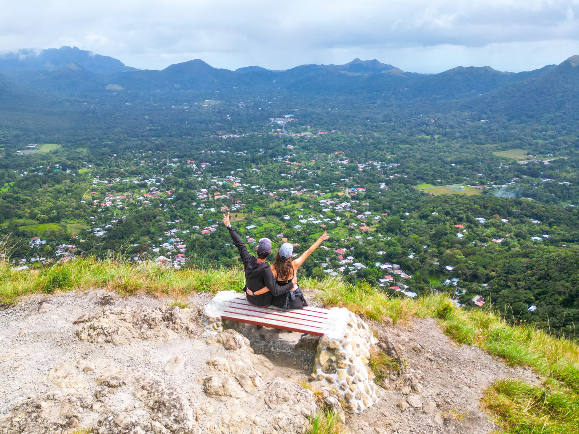 Vue aérienne d'un couple contemplant un panorama sur El Valle de Antón au Panama