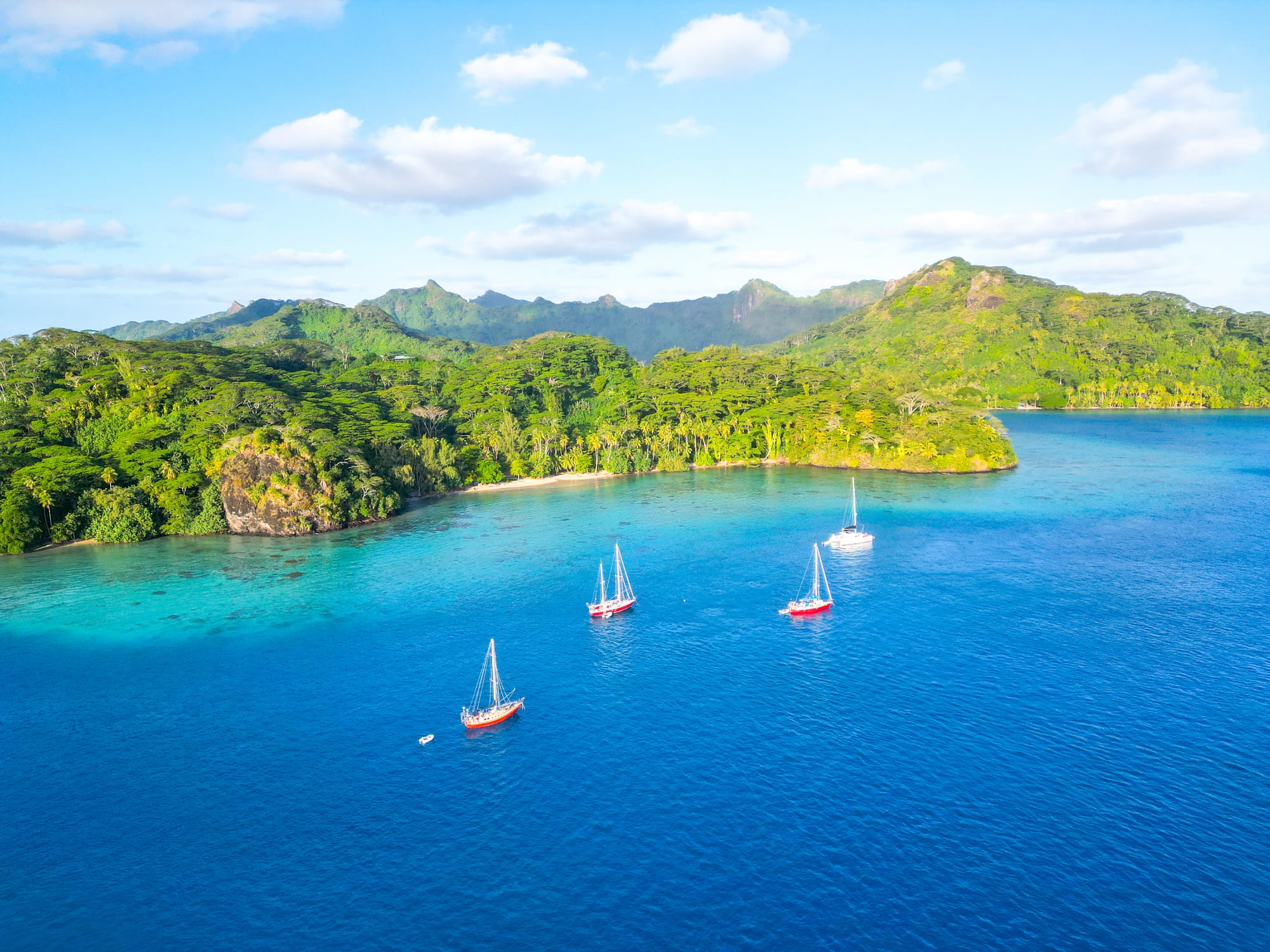 Vue aérienne de l'île de Huahine en Polynésie française