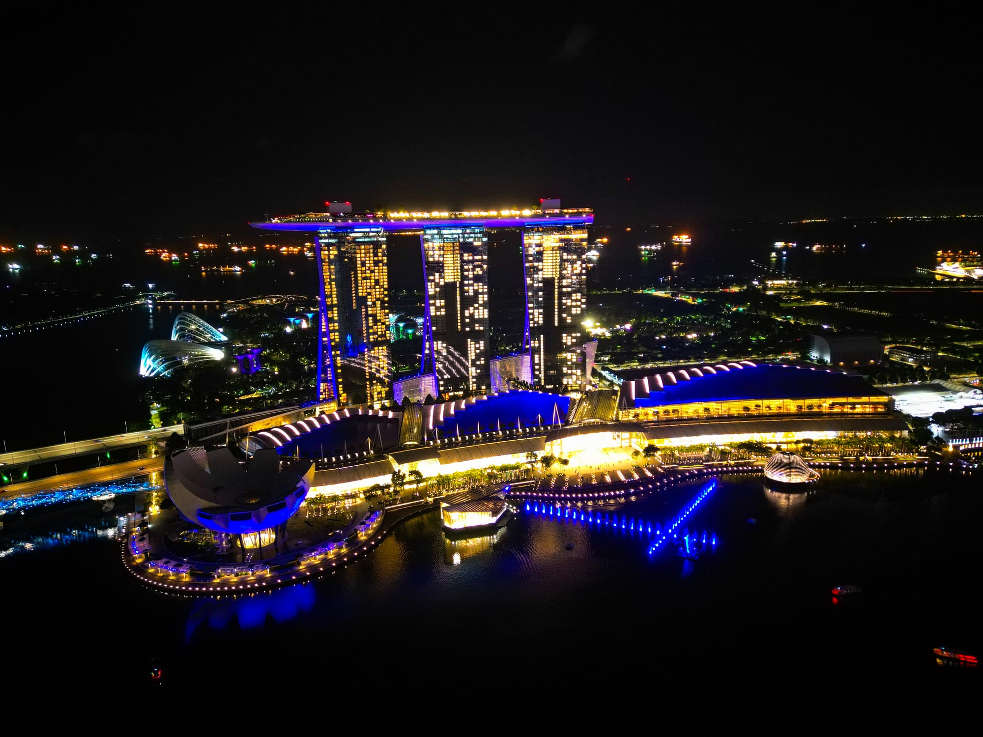 Vue aérienne du Marina Bay Sands à Singapour de nuit